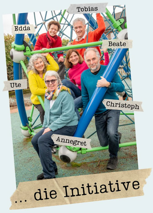 Mitglieder der Initiative Nebenan Zuhause auf einem Spielplatz-Klettergerüst
